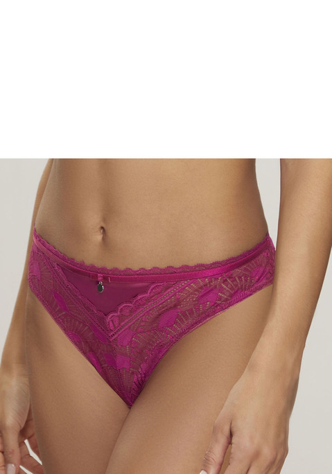 Bild: Stringpanty von s.Oliver: Festliche Stringpanty mit verspieltem Bund. Rundherum aus blickdicht unterlegter, graphischer Spitze. Mit modischem Metallaccessoire in der vorderen Mitte. Mit eingearbeitetem Baumwollzwickel. Mit passenden BH's aus der gleichen Serie erhältlich. Obermaterial: 83% Polyamid, 10% Elasthan, 7% Polyester.
