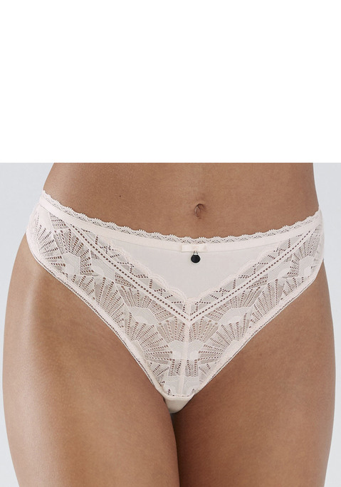 Bild: Stringpanty von s.Oliver: Festliche Stringpanty mit verspieltem Bund. Rundherum aus blickdicht unterlegter, graphischer Spitze. Mit modischem Metallaccessoire in der vorderen Mitte. Mit eingearbeitetem Baumwollzwickel. Mit passenden BH's aus der gleichen Serie erhältlich. Obermaterial: 83% Polyamid, 10% Elasthan, 7% Polyester.