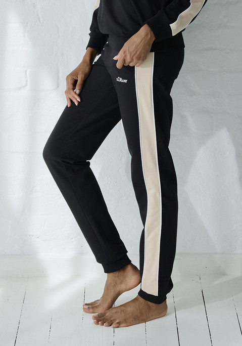 Bild: Sweathose von s.Oliver: Sweathose von s.Oliver. Elastischer Bund mit Tunnelzug. Logo-Stitching auf dem linken Bein. Zwei Seitentaschen. Gerippte Bündchen am Fuß. Trageangenehme und weiche Qualität aus Sweat.