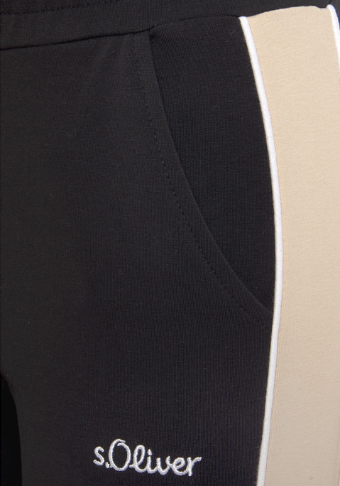 Bild: Sweathose von s.Oliver: Sweathose von s.Oliver. Elastischer Bund mit Tunnelzug. Logo-Stitching auf dem linken Bein. Zwei Seitentaschen. Gerippte Bündchen am Fuß. Trageangenehme und weiche Qualität aus Sweat.