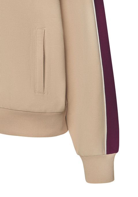Bild: Sweatjacke von s.Oliver: Sweatjacke von s.Oliver. Seitenstreifen auf den Ärmeln in Kontrastfarbe. Mit durchgehendem Reißverschluss. Logo-Stitching vorn. Mit Rippbündchen und Stehkragen. Softe und trageangenehme Sweatqualität.