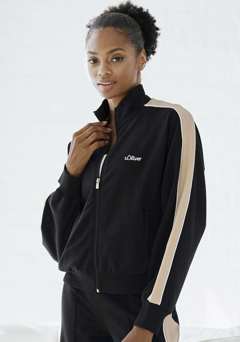 Bild: Sweatjacke von s.Oliver: Sweatjacke von s.Oliver. Seitenstreifen auf den Ärmeln in Kontrastfarbe. Mit durchgehendem Reißverschluss. Logo-Stitching vorn. Mit Rippbündchen und Stehkragen. Softe und trageangenehme Sweatqualität.