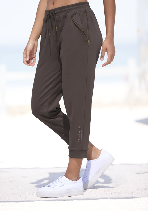 Bild: 7/8-Hose von Venice Beach: Bequeme Sweathose von Venice Beach. Softer Rippbund mit Tunnelzug. Vordertaschen mit Reißverschluss. Hosensaum mit angesetzten Rippbündchen. Kleiner Markendruck am Hosenbein. Figurumspielende Passform. Weiche Sweatqualität aus Baumwolle.