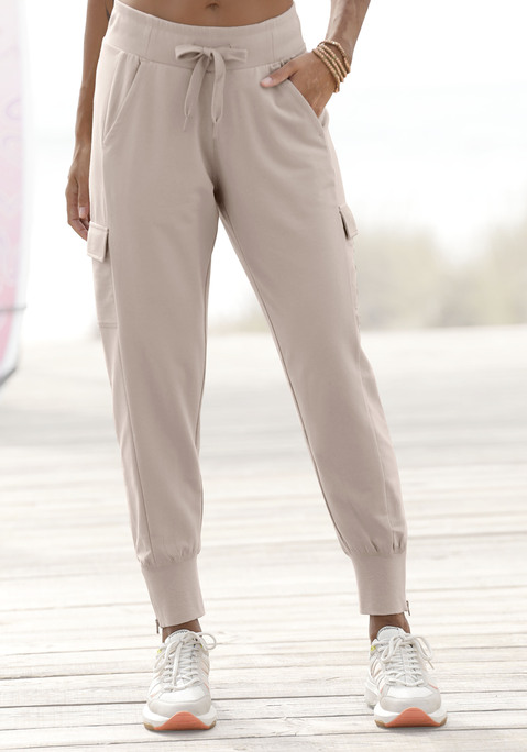 Bild: Jogginghose von Venice Beach: Cargohose von Venice Beach aus weicher Sweatware. In lässiger Passform mit bequemem Gummibund mit Kordel, seitlichen Eingrifftaschen und gerippten Bündchen an den Beinabschlüssen.