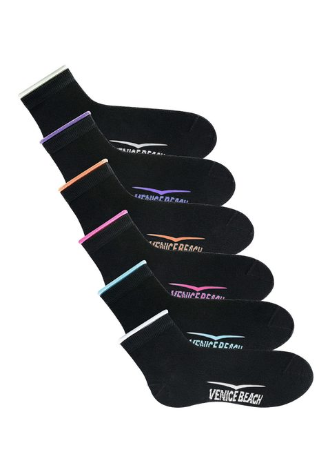 Bild: Kurzsocken von Venice Beach: Kurzsocken für sie im praktischen Multipack von Venice Beach. Die Socken enden über dem Knöchel. Super geeignet für Sport- und Freizeitschuhe und ideal für den täglichen Gebrauch. In zwei klassischen Farbsortimenten: Schwarz und Weiß. Highlights sind die farbigen Marken-Logos sowie die farblich abgesetzten Streifen am druckfreien Bündchen. Hoher Baumwollanteil für ein angenehmes Fußklima. Die gute Elastizität des Materials sorgt für eine perfekte Passform. Durch die verstärkte Ferse und Spitze wird die Haltbarkeit beim Tragen auch nach vielen Wäschen verbessert. l Verstärkte Ferse und Spitze