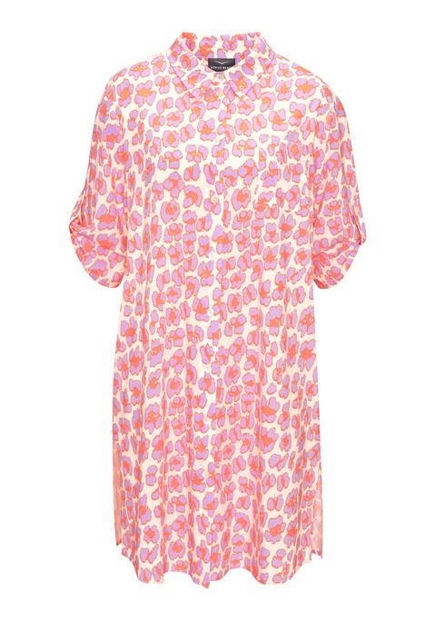 Bild: Longbluse von Venice Beach: <h3>Stylische Longbluse mit Animaldruck</h3>
<p>
Die lässige Longbluse von <strong>Venice Beach</strong> überzeugt durch ihren einzigartigen Animaldruck, der jedem Outfit einen besonderen Akzent verleiht. Mit 3/4-langen, verstellbaren Ärmeln und einer durchgehenden Knopfleiste vorne bietet sie nicht nur Stil, sondern auch Flexibilität für verschiedene Gelegenheiten. Eine kleine Brusttasche und praktische Seitenschlitze runden den Look ab und machen die Bluse zu einem Must-have für modebewusste Frauen.
</p>

<h4>Hochwertige Materialien und durchdachte Details</h4>
<p>
Diese Bluse ist aus einer besonders soften, gewebten Qualität gefertigt, die für ein angenehmes Tragegefühl sorgt. Die Passform ist so gestaltet, dass sie sich angenehm an den Körper anschmiegt, ohne einzuengen. Sie eignet sich ideal für den Alltag sowie für besondere Anlässe. 
</p>

<h4>Outfit-Inspirationen und Anlässe</h4>
<p>
Die Longbluse lässt sich wunderbar mit lässigen Jeans oder Shorts kombinieren und ist perfekt für einen entspannten Tag im Freien oder beim Treffen mit Freunden. Für einen sportlichen Look kann sie zu Sneakers getragen werden, während Sandalen ideal für warme Sommertage sind. 
</p>

<p>Mit dieser Longbluse von <strong>Venice Beach</strong> wird jede Garderobe aufgewertet – ein echtes Fashion-Highlight.</p>