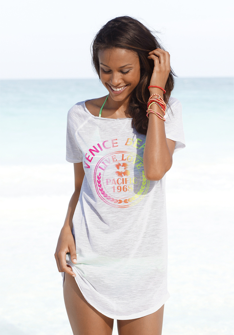 Bild: Longshirt von Venice Beach: Longshirt von VENICE BEACH. Runder Halsausschnitt mit geschnittener Kante. Kurze Raglanärmel. Logodruck vorne. Gerundeter Saumabschluss. Leicht transparente, strukturierte Ware aus 100% Polyester.