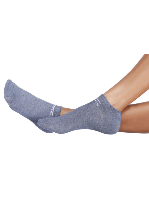 Bild: Sneakersocken von Venice Beach: Diese Füßlinge garantieren durch den LYCRA-Anteil eine perfekte Passform ? der Fuß rutscht nicht im Schuh und verstärkte Belastungszonen sorgen zusätzlich für optimalen Halt. Durch den hohen Anteil an feiner, weicher und hautsympathischer Baumwolle sind sie saugfähig und pflegeleicht. Zusätzlich macht diese Qualität den Füßling anschmiegsam und atmungsaktiv, sodass er ideal für Freizeit und Sport ist. Auch nach vielen Wäschen bleiben die permanente, hohe Farbbrillanz und das gleichmäßige Maschenbild erhalten. Ob in Schwarz, Weiß oder in Trendfarben ? mit dieser praktischen Großpackung haben Sie im Fitness-Studio oder beim Joggen topaktuelle Begleiter für ein lässiges, sportives Outfit. Details:. Füßlinge im praktischen 6er-Pack. in Trendfarben oder auch nur in Schwarz oder Weiß. Farbsortiment enthält 2x graumeliert + 2x pink + 1x rosé + 1x weiß. eingestricktes VENICE-BEACH-Logo auf dem Spann. hautfreundlich, schadstoffgeprüft.