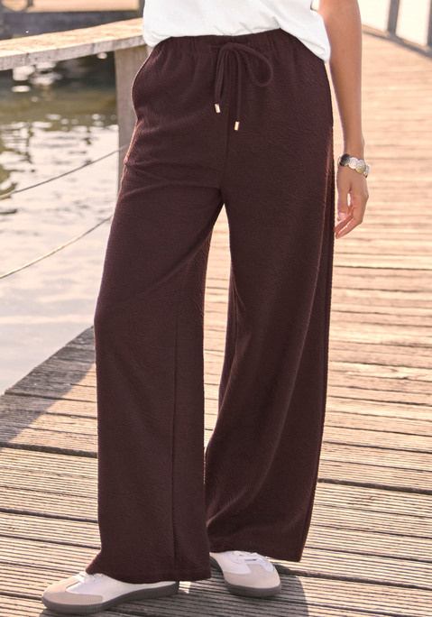 Bild: Sweathose von Venice Beach: Lässige Strandhose von Venice Beach. Elastischer Bund mit Kordelzug. Mit seitlichen Eingrifftaschen und weitem Bein. Optimal kombinierbar mit einem passenden Shirt. Weiche, strukturierte Sweatware.