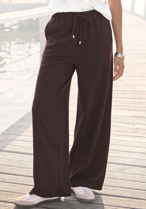 Bild: Sweathose von Venice Beach: Lässige Strandhose von Venice Beach. Elastischer Bund mit Kordelzug. Mit seitlichen Eingrifftaschen und weitem Bein. Optimal kombinierbar mit einem passenden Shirt. Weiche, strukturierte Sweatware.