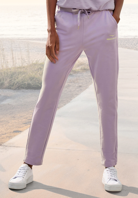 Bild: Sweathose von Venice Beach: Gemütliche Sweathose von Venice Beach. Elastischer Kordelzugbund am angesetzten Bündchen. Schmal zulaufendes Bein. Seitliche Eingrifftaschen. Logoprints vorn unter der Tasche und hinten am Bund. Weiche Sweatqualität.