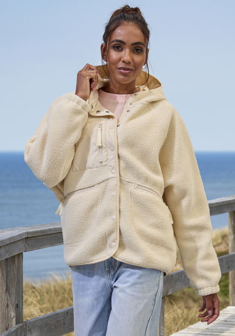 Bild: Fleecejacke von Vivance Active by Lascana: Modisch-sportliche Fleecejacke von Bench mit Kapuze und Abrundungen an Saum und Kragen. Fledermausflügelärmel für eine moderne Silhouette. Reißverschlusstaschen vorn und eine Tasche auf der rechten Brust mit Logo-Stickerei. Weiche, wärmende Qualität.