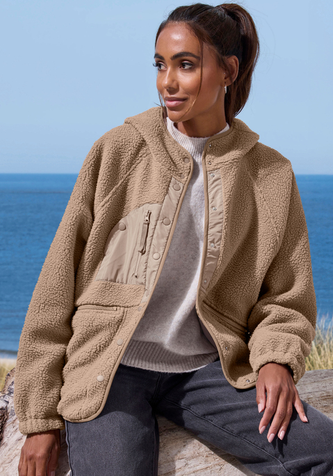 Bild: Fleecejacke von Vivance Active by Lascana: Modisch-sportliche Fleecejacke von Bench mit Kapuze und Abrundungen an Saum und Kragen. Fledermausflügelärmel für eine moderne Silhouette. Reißverschlusstaschen vorn und eine Tasche auf der rechten Brust mit Logo-Stickerei. Weiche, wärmende Qualität.