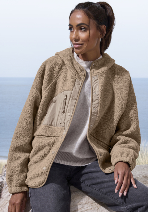 Bild: Fleecejacke von Vivance Active by Lascana: Modisch-sportliche Fleecejacke von Bench mit Kapuze und Abrundungen an Saum und Kragen. Fledermausflügelärmel für eine moderne Silhouette. Reißverschlusstaschen vorn und eine Tasche auf der rechten Brust mit Logo-Stickerei. Weiche, wärmende Qualität.