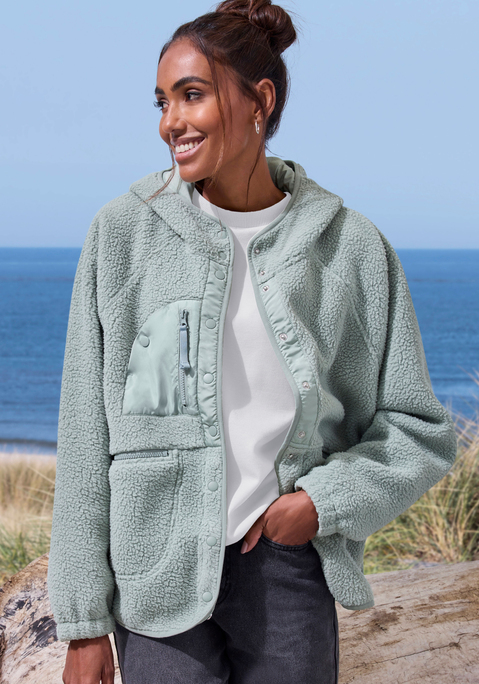 Bild: Fleecejacke von Vivance Active by Lascana: Modisch-sportliche Fleecejacke von Bench mit Kapuze und Abrundungen an Saum und Kragen. Fledermausflügelärmel für eine moderne Silhouette. Reißverschlusstaschen vorn und eine Tasche auf der rechten Brust mit Logo-Stickerei. Weiche, wärmende Qualität.