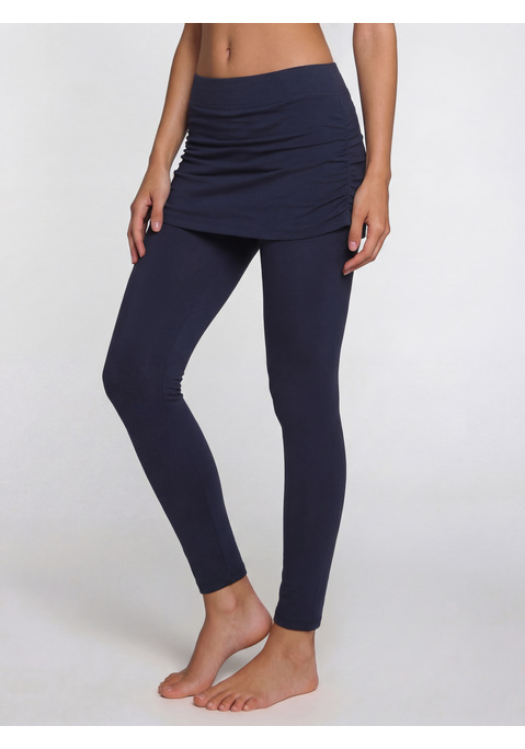 Bild: Leggings von Vivance Active by Lascana: <h3>Bequeme Leggings mit angesagtem Rock</h3>
<p>
Die <strong>Vivance Active</strong>-Leggings vereinen Stil und Komfort in einem einzigartigen Design. Diese Jersey-Leggings sind mit einem angenähten Rock ausgestattet, der nicht nur für einen trendigen Look sorgt, sondern auch die Silhouette vorteilhaft kaschiert. Der schmale, weiche Gummibund schmiegt sich sanft an die Taille ohne einzuengen und ermöglicht so uneingeschränkte Bewegungsfreiheit.
</p>

<h4>Artikeldetails und Mehrwerte</h4>
<p>
Diese Leggings überzeugen durch ihre bequeme Passform und die Verwendung von weichen Materialien, die für ein angenehmes Tragegefühl sorgen. Sie sind aus einer hochwertigen Baumwollmischung gefertigt, die leicht und atmungsaktiv ist, wodurch sie sich ideal für den täglichen Gebrauch eignen. Pflegeleicht und maschinenwaschbar, sind sie ein praktisches Basic in jedem Kleiderschrank. 
</p>

<h4>Outfit-Tipps und Trageanlässe</h4>
<p>
Die vielseitigen Leggings sind perfekt für lässige Streetwear-Looks und eignen sich hervorragend für Freizeitaktivitäten oder entspannte Tage zu Hause. Sie lassen sich ideal mit oversized T-Shirts oder lässigen Sweatshirts kombinieren. Für einen modischen Akzent können Sneaker oder flache Sandalen gewählt werden. Ob beim Yoga, im Fitnessstudio oder beim gemütlichen Spaziergang – diese Leggings bieten den perfekten Komfort und Stil für jede Gelegenheit.
</p>

<p>
Diese Leggings sind der perfekte Mix aus Stil und Bequemlichkeit!
</p>