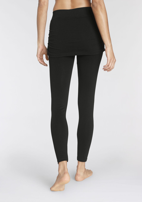 Bild: Leggings von Vivance Active by Lascana: <h3>Bequeme Leggings mit angesagtem Rock</h3>
<p>
Die <strong>Vivance Active</strong>-Leggings vereinen Stil und Komfort in einem einzigartigen Design. Diese Jersey-Leggings sind mit einem angenähten Rock ausgestattet, der nicht nur für einen trendigen Look sorgt, sondern auch die Silhouette vorteilhaft kaschiert. Der schmale, weiche Gummibund schmiegt sich sanft an die Taille ohne einzuengen und ermöglicht so uneingeschränkte Bewegungsfreiheit.
</p>

<h4>Artikeldetails und Mehrwerte</h4>
<p>
Diese Leggings überzeugen durch ihre bequeme Passform und die Verwendung von weichen Materialien, die für ein angenehmes Tragegefühl sorgen. Sie sind aus einer hochwertigen Baumwollmischung gefertigt, die leicht und atmungsaktiv ist, wodurch sie sich ideal für den täglichen Gebrauch eignen. Pflegeleicht und maschinenwaschbar, sind sie ein praktisches Basic in jedem Kleiderschrank. 
</p>

<h4>Outfit-Tipps und Trageanlässe</h4>
<p>
Die vielseitigen Leggings sind perfekt für lässige Streetwear-Looks und eignen sich hervorragend für Freizeitaktivitäten oder entspannte Tage zu Hause. Sie lassen sich ideal mit oversized T-Shirts oder lässigen Sweatshirts kombinieren. Für einen modischen Akzent können Sneaker oder flache Sandalen gewählt werden. Ob beim Yoga, im Fitnessstudio oder beim gemütlichen Spaziergang – diese Leggings bieten den perfekten Komfort und Stil für jede Gelegenheit.
</p>

<p>
Diese Leggings sind der perfekte Mix aus Stil und Bequemlichkeit!
</p>
