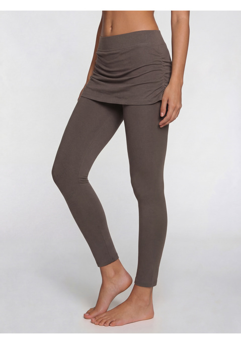 Bild: Leggings von Vivance Active by Lascana: <h3>Bequeme Leggings mit angesagtem Rock</h3>
<p>
Die <strong>Vivance Active</strong>-Leggings vereinen Stil und Komfort in einem einzigartigen Design. Diese Jersey-Leggings sind mit einem angenähten Rock ausgestattet, der nicht nur für einen trendigen Look sorgt, sondern auch die Silhouette vorteilhaft kaschiert. Der schmale, weiche Gummibund schmiegt sich sanft an die Taille ohne einzuengen und ermöglicht so uneingeschränkte Bewegungsfreiheit.
</p>

<h4>Artikeldetails und Mehrwerte</h4>
<p>
Diese Leggings überzeugen durch ihre bequeme Passform und die Verwendung von weichen Materialien, die für ein angenehmes Tragegefühl sorgen. Sie sind aus einer hochwertigen Baumwollmischung gefertigt, die leicht und atmungsaktiv ist, wodurch sie sich ideal für den täglichen Gebrauch eignen. Pflegeleicht und maschinenwaschbar, sind sie ein praktisches Basic in jedem Kleiderschrank. 
</p>

<h4>Outfit-Tipps und Trageanlässe</h4>
<p>
Die vielseitigen Leggings sind perfekt für lässige Streetwear-Looks und eignen sich hervorragend für Freizeitaktivitäten oder entspannte Tage zu Hause. Sie lassen sich ideal mit oversized T-Shirts oder lässigen Sweatshirts kombinieren. Für einen modischen Akzent können Sneaker oder flache Sandalen gewählt werden. Ob beim Yoga, im Fitnessstudio oder beim gemütlichen Spaziergang – diese Leggings bieten den perfekten Komfort und Stil für jede Gelegenheit.
</p>

<p>
Diese Leggings sind der perfekte Mix aus Stil und Bequemlichkeit!
</p>