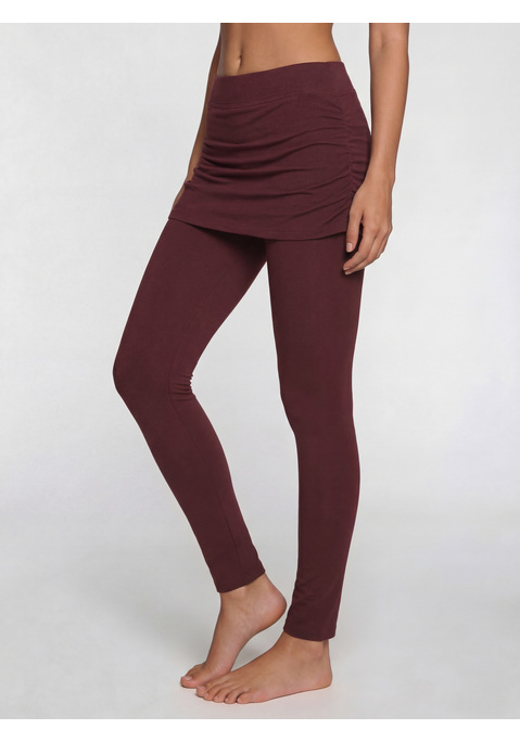 Bild: Leggings von Vivance Active by Lascana: <h3>Bequeme Leggings mit angesagtem Rock</h3>
<p>
Die <strong>Vivance Active</strong>-Leggings vereinen Stil und Komfort in einem einzigartigen Design. Diese Jersey-Leggings sind mit einem angenähten Rock ausgestattet, der nicht nur für einen trendigen Look sorgt, sondern auch die Silhouette vorteilhaft kaschiert. Der schmale, weiche Gummibund schmiegt sich sanft an die Taille ohne einzuengen und ermöglicht so uneingeschränkte Bewegungsfreiheit.
</p>

<h4>Artikeldetails und Mehrwerte</h4>
<p>
Diese Leggings überzeugen durch ihre bequeme Passform und die Verwendung von weichen Materialien, die für ein angenehmes Tragegefühl sorgen. Sie sind aus einer hochwertigen Baumwollmischung gefertigt, die leicht und atmungsaktiv ist, wodurch sie sich ideal für den täglichen Gebrauch eignen. Pflegeleicht und maschinenwaschbar, sind sie ein praktisches Basic in jedem Kleiderschrank. 
</p>

<h4>Outfit-Tipps und Trageanlässe</h4>
<p>
Die vielseitigen Leggings sind perfekt für lässige Streetwear-Looks und eignen sich hervorragend für Freizeitaktivitäten oder entspannte Tage zu Hause. Sie lassen sich ideal mit oversized T-Shirts oder lässigen Sweatshirts kombinieren. Für einen modischen Akzent können Sneaker oder flache Sandalen gewählt werden. Ob beim Yoga, im Fitnessstudio oder beim gemütlichen Spaziergang – diese Leggings bieten den perfekten Komfort und Stil für jede Gelegenheit.
</p>

<p>
Diese Leggings sind der perfekte Mix aus Stil und Bequemlichkeit!
</p>