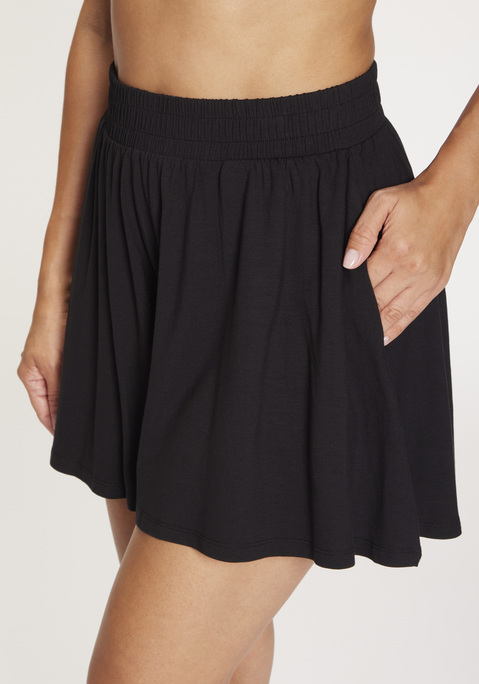 Bild: Shorts von Vivance Active by Lascana: Shorts von Vivance Active im stylischen Rockhosen-Design. Geraffter Stretchbund. Weite Passform. Gut zu kombinieren. Trageangenehmes Material mit weich fließender Viskose.