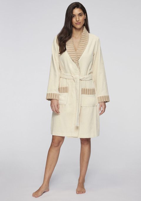 Bild: Bademantel von Vivance Dreams: Schöner Bademantel mit aufgesetzten Taschen und gestreiften Saumabschlüssen und angenehmer Baumwollqualität.