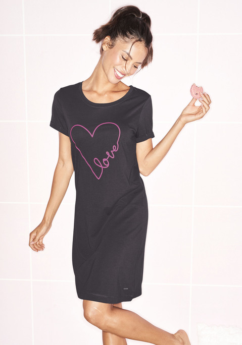 Bild: Bigshirt von Vivance Dreams by Lascana: Bigshirt von Vivance Dreams. Bequeme Passform mit Rundhalsausschnitt und kurzen, umgeschlagenen Ärmeln. Mit Herz-Print vorn. Vielseitig kombinierbar. Single-Jersey Qualität  aus 50% Viskoe, 50% Baumwolle ( (Mit jedem Kauf eines Artikels aus Cotton made in Africa unterstützt Du die Initiative))