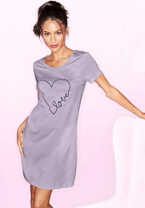 Bild: Bigshirt von Vivance Dreams by Lascana: Bigshirt von Vivance Dreams. Bequeme Passform mit Rundhalsausschnitt und kurzen, umgeschlagenen Ärmeln. Mit Herz-Print vorn. Vielseitig kombinierbar. Single-Jersey Qualität  aus 50% Viskoe, 50% Baumwolle ( (Mit jedem Kauf eines Artikels aus Cotton made in Africa unterstützt Du die Initiative))