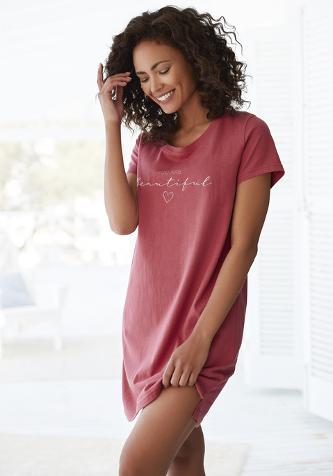 Bild: Bigshirt von Vivance Dreams by Lascana: Schlafkleid von Vivance Dreams. Mit großem Schriftzugprint vorn. Rundhalsausschnitt. Überschnittene Schultern. Weiche Single-Jerseyqualität.