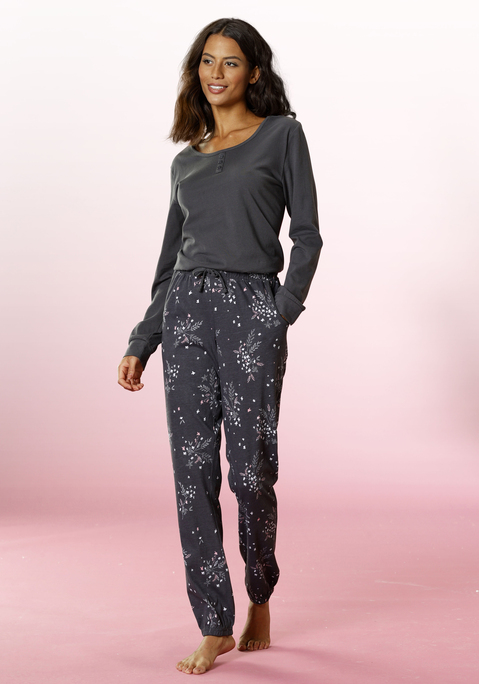 Bild: Pyjama von Vivance Dreams by Lascana: Pyjama mit Blumenzweig-Print aus weicher SIngle Jersey-Qualität aus Baumwolle. Mit jedem Kauf eines Artikels aus Cotton made in Africa untestützt Du die Initiative.