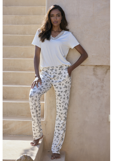 Bild: Pyjama von Vivance Dreams by Lascana: Pyjama von Vivance Dreams. Unifarbenes T-Shirt mit Spitzenbesatz am V-Ausschnitt. Lange Hose mit floralem Alloverprint, elastischem Tunnelzugbund, seitlichen Eingrifftaschen. Trageangenehme Viskosequalität.