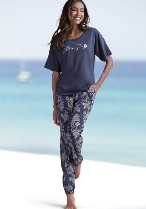 Bild: Pyjama von Vivance Dreams by Lascana: Schlafanzug von Vivance Dreams. Unifarbenes T-Shirt mit Schriftzugprint. Rundhalsausschnitt. Allover bedruckte Hose mit elastischem Tunnelzugbund, seitlichen Eingrifftaschen und elastischen Beinabschlüssen. Weicher Baumwoll-Mix.
