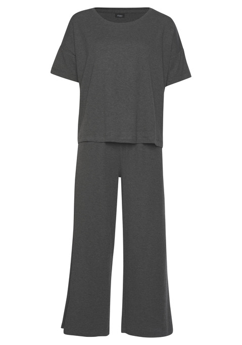 Bild: Pyjama von Vivance Dreams by Lascana: Bequemer Pyjama von Vivance Dreams. Unifarbenes Design. T-Shirt mit überschnittenen Schultern und Rundhalsausschnitt. Culotte mit elastischem Bund. Weiche Rippqualität.