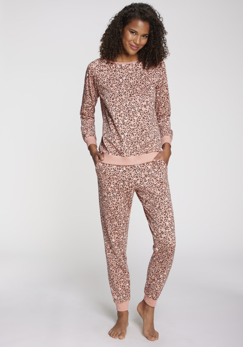 Bild: Pyjama von Vivance Dreams by Lascana: Bequemer Pyjama von Vivance Dreams mit Animalprint. Longsleeve mit Rundaglanärmel und Rippbündchen für höchsten Tragekomfort. Lange Hose mit Seitentaschen, Rippbündchen und elastischer Taille für optimalen Sitz. Aus trageangenehmer Baumwolle.