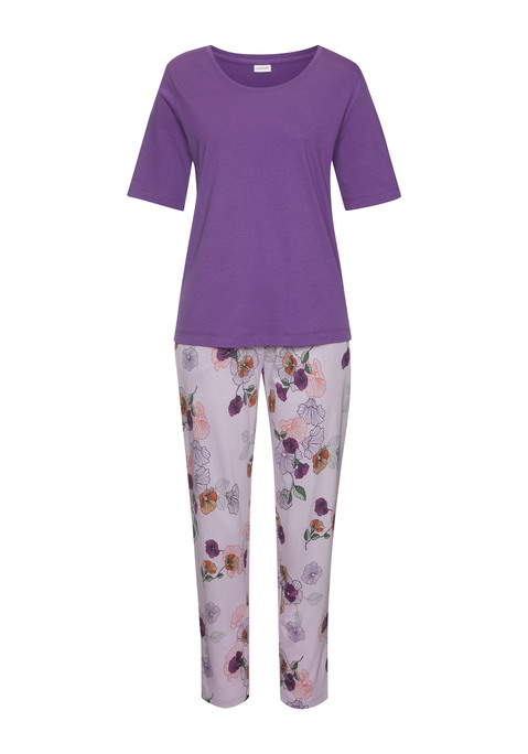Bild: Pyjama von Vivance Dreams by Lascana: Pyjama von Vivance Dreams mit Blumendruck. T-Shirt mit Crewneck. Lange Hose mit Dehnbund und Taschen. Klassisch und bequem geschnitten. Atmungsaktive und pflegeleichte Jerseywaremit weichem Griff aus  50% Baumwolle, 50% Viskose.