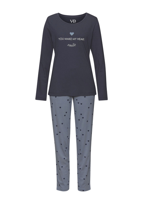 Bild: Pyjama von Vivance Dreams by Lascana: Kuscheliger Pyjama von Vivance Dreams. Langärmeliges Shirt mit Rundhalsausschnitt und mit Print auf der Vorderseite. Gemusterte Schlupfhose mit Gummibund, Kordelzug und Taschen. Figurumspielende Passform. Jerseyware aus 50% Baumwolle und 50% Viskose.