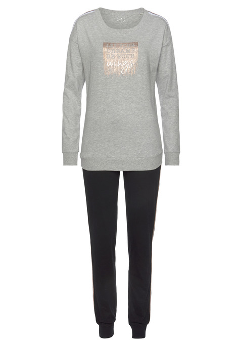 Bild: Pyjama von Vivance Dreams by Lascana: Schlafanzug von Vivance Dreams mit Foildruck. Langarmshirt mit Tapes entlang der überschnittenen Schultern. Lange Hose mit elastischem Tunnelzugbund. Mit Bündchen an den Säumen. Obermaterial: 100% Baumwolle (unterstützt Cotton made in Africa)