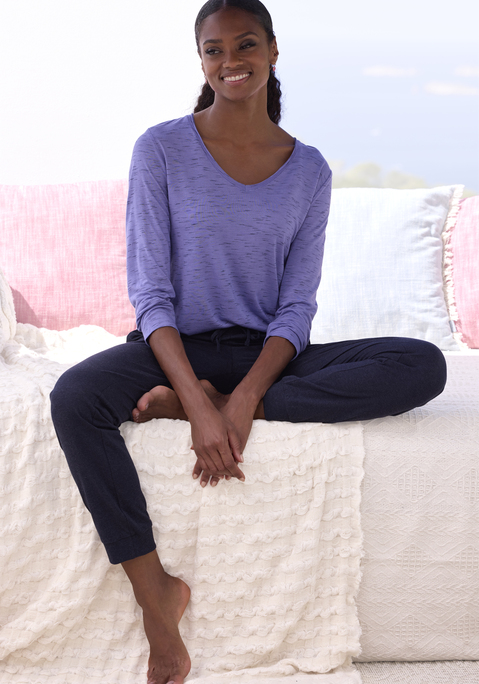 Bild: Pyjama von Vivance Dreams by Lascana: Pyjama von Vivance Dreams mit Melange-Effekt. Longsleeve mit V-Ausschnitt. Lange Hose mit elastischem Kordelzugbund und Bündchen an den Beinenden. Trageangenehme Viskosemischung.