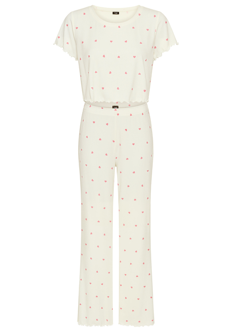 Bild: Pyjama von Vivance Dreams by Lascana: <h3>Taillenkurzes Design für süße Nächte</h3>
<p>
Der Pyjama von <strong>Vivance Dreams</strong> besticht durch sein taillenkurzes Shirt mit einem modernen Rundhalsausschnitt, das nicht nur bequem ist, sondern auch einen frischen, verspielten Look bietet. Die Hose mit weitem Bein und elastischem Bund sorgt für optimalen Tragekomfort und Bewegungsfreiheit. Abgerundet wird das Design durch den entzückenden Allover-Herzprint, der diesem Schlafoutfit einen Hauch von Romantik verleiht. 
</p>

<h4>Hochwertige Materialien und Pflegehinweise</h4>
<p>
Die weiche Rippware sorgt für ein angenehmes Hautgefühl und ist ideal für entspannte Nächte. Die Kombination aus Viskose und Elasthan bietet nicht nur eine bequeme Passform, sondern auch eine ausgezeichnete Formbeständigkeit. Bei der Pflege ist der Pyjama pflegeleicht und kann problemlos in der Maschine gewaschen werden, was den Alltag erleichtert. 
</p>

<h4>Stilvolle Kombinationen für jeden Anlass</h4>
<p>
Dieser Schlafanzug eignet sich hervorragend für gemütliche Nächte zu Hause oder entspannte Sonntage. Er lässt sich wunderbar mit warmen Hausschuhen oder Socken kombinieren, um den perfekten Chill-Look zu kreieren. Für zusätzliche Gemütlichkeit kann eine kuschelige Decke und ein gutes Buch dazu genommen werden. Der Herzprint macht ihn auch zu einem tollen Geschenk für besondere Anlässe oder einfach zum Verwöhnen. 
</p>

<p>
Mit diesem bezaubernden Pyjama von <strong>Vivance Dreams</strong> wird jede Nacht zum Erlebnis!
</p>