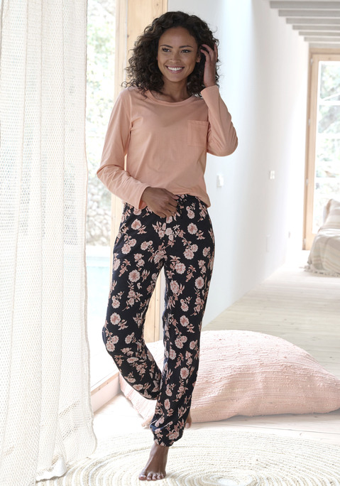 Bild: Pyjama von Vivance Dreams by Lascana: Pyjama mit schlichtem Oberteil und aufgesetzter Brusttasche. Lange Hose mit allover Print und Tunnelzug am Bund. Angenehme Qualität aus 100% Baumwolle.