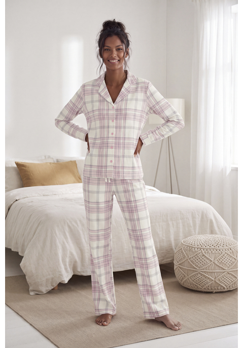 Bild: Pyjama von Vivance Dreams by Lascana: <h3>Klassischer Pyjama mit elegantem Flair</h3>
<p>
Der Pyjama von <strong>Vivance Dreams by Lascana</strong> kombiniert klassischen Stil mit modernem Komfort. Aus hochwertigem Baumwollflanell gefertigt, bietet er ein luxuriöses Tragegefühl und sorgt für eine angenehme Nachtruhe. Die durchgehende Knopfleiste und der Reverskragen verleihen dem Gesamtbild eine zeitlose Eleganz, während die geschlossenen Manschetten und eingearbeiteten Taschen praktische Details sind, die diesen Pyjama besonders machen.
</p>

<h4>Details und Pflegehinweise</h4>
<p>
Dieser Schlafanzug überzeugt durch seine klassische Passform und die lange Hose, die mit einem elastischen Bund und einem Bindeband ausgestattet ist. So wird ein individueller Sitz gewährleistet, der sich jeder Körperform anpasst. Die karierte Optik sorgt für einen stilvollen Akzent, während die Pflege in der Maschine einfach und unkompliziert ist. So bleibt der Pyjama auch nach mehreren Wäschen in hervorragendem Zustand.
</p>

<h4>Outfit-Tipps und Anlässe</h4>
<p>
Der Pyjama kann idealerweise mit gemütlichen Hausschuhen für entspannte Abende zu Hause kombiniert werden oder für einen stylischen Look beim nächsten Übernachtungsbesuch getragen werden. Er eignet sich perfekt für ruhige Nächte, aber auch für entspannte Sonntage zu Hause. Mit einer bequemen Decke und einer Tasse Tee wird das Wohlfühl-Ambiente vervollständigt.
</p>

<p>Komfort und Stil – der klassische Pyjama von <strong>Vivance Dreams by Lascana</strong></p>