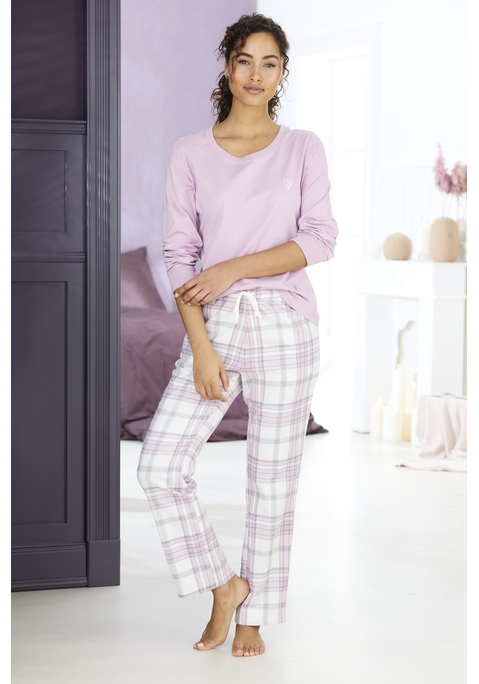 Bild: Pyjama von Vivance Dreams by Lascana: Komfortabler Schlafanzug von Vivance Dreams. Unifarbenes Langarmshirt aus Single-Jersey. mit kleinem Brustprint und Rundhalsausschnitt. Rippbündchen am Halsausschnitt und an den Ärmeln. Karierte Hose. Elastischer Kordelzugbund. Seitliche Eingrifftaschen. Weicher Flanell.