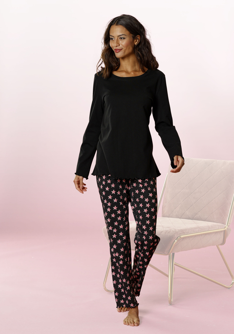 Bild: Pyjama von Vivance Dreams by Lascana: Pyjama mit Sterneprint und Babylocksäumen aus reiner Baumwolle. Mit jedem Kauf eines Artikels aus Cotton made in Africa untestützt Du die Initiative.