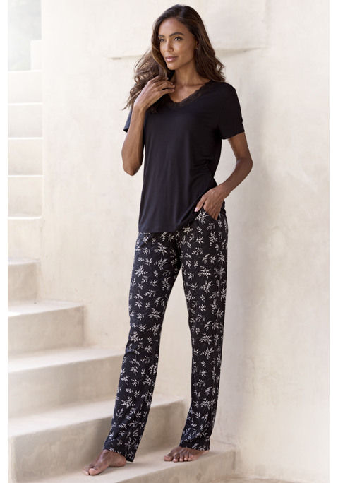 Bild: Pyjama von Vivance Dreams by Lascana: Pyjama von Vivance Dreams. Unifarbenes T-Shirt mit Spitzenbesatz am V-Ausschnitt. Lange Hose mit floralem Alloverprint, elastischem Tunnelzugbund, seitlichen Eingrifftaschen. Trageangenehme Viskosequalität.