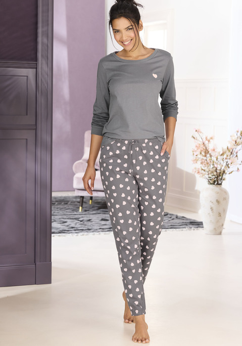 Bild: Pyjama von Vivance Dreams by Lascana: Langer Pyjama von Vivance Dreams. Longsleeve mit Rundhalsausschnitt und kleinem Print auf der Brust. Lange Hose mit Allover-Herzmuster. Seitliche Eingrifftaschen. Elastischer Bund mit Bindeband. Trageangenehme Baumwollqualität.