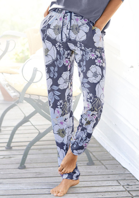 Bild: Pyjamahose von Vivance Dreams by Lascana: Lange Pyjamahose von Vivance Dreams. Schmaler Schnitt mit Allover-Print. Bequeme Passform mit elastischem Tunnelzugbund, praktischen Eingriffstaschen und elastischen Bündchen an den Beinsäumen. Vielseitig kombinierbar. Weiche Single-Jersey-Qualität aus 50% Baumwolle, 50% Viskose.