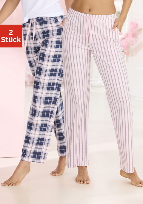 Bild: Pyjamahose von Vivance Dreams by Lascana: <b>Doppelpack für die Nachtwäsche: die Pyjamahose von Vivance Dreams by Lascana im 2er-Set</b><br><br>Mit der <b>Pyjamahose von Vivance Dreams by Lascana</b> im 2er-Set gibt es gleich zwei Schlafhosen auf einmal. Ein gemusterter Allover-Druck sorgt für Abwechslung. Gefertigt ist die Hose aus weicher Baumwolle, die sich angenehm auf der Haut anfühlt.<br><br><b>Gerades Bein mit schmalem Abschluss und zwei Eingrifftaschen</b><br><br>Das gerade Bein läuft unten schmal zu. So bleibt die Hose auch im Schlaf an ihrem Platz. Zwei Eingrifftaschen bieten Stauraum für Kleinigkeiten. Die lange Form hält die Beine in kühleren Nächten warm. Gewaschen wird die Nachtwäsche in der Maschine.<br><br><b>Mit Shirts, Tops und Pullovern zu immer neuen Schlaf-Outfits</b><br><br>Mit einem schlichten T-Shirt wird die Pyjamahose zum individuellen Schlafanzug. Ein Langarmshirt ergänzt die Schlafhose in den Wintermonaten. Mit einem Sweatshirt eignet sich die Hose für entspannte Abende auf der Couch. Ein Tanktop macht die Pyjamahose zum leichten Outfit für Übergangsnächte.<br><br>Zwei Hosen, zahlreiche Kombinationen: Mit der <b>Pyjamahose von Vivance Dreams by Lascana</b> lässt sich die Nachtwäsche aus vorhandenen Oberteilen immer wieder neu zusammenstellen.