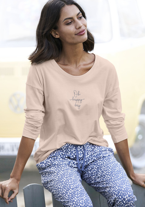 Bild: Pyjamaoberteil von Vivance Dreams by Lascana: Langarmshirt von Vivance Dreams. Mit dezentem Wording-Print. Bequeme Passform mit Rundhalsausschnitt und überschnittenen Schultern. Vielseitig kombinierbar. Weiche Single Jersey-Qualität aus 50% Baumwolle, 50% Viskose.