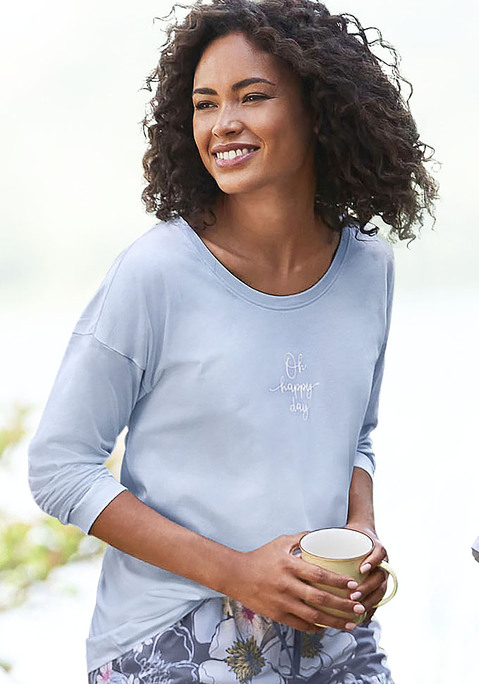 Bild: Pyjamaoberteil von Vivance Dreams by Lascana: Langarmshirt von Vivance Dreams. Mit dezentem Wording-Print. Bequeme Passform mit Rundhalsausschnitt und überschnittenen Schultern. Vielseitig kombinierbar. Weiche Single Jersey-Qualität aus 50% Baumwolle, 50% Viskose.