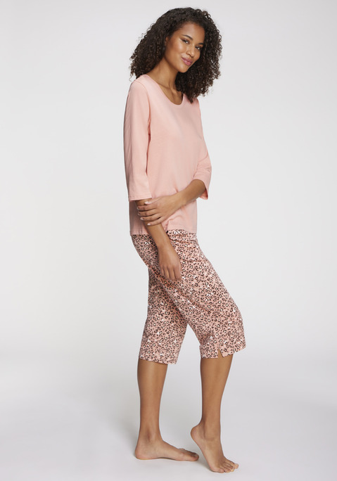 Bild: Capri-Pyjama von Vivance Dreams: Charmanter Pyjama von Vivance Dreams mit Animalprint-Muster. Shirt mit 3/4-langen Ärmeln und Rundhalsausschnitt. Caprihose mit bequemem Tunnelzugbund. Praktisch: Eingrifftaschen und Schlitze am Saum. Aus trageangenehmer Baumwolle in Single-Jersey-Qualität.