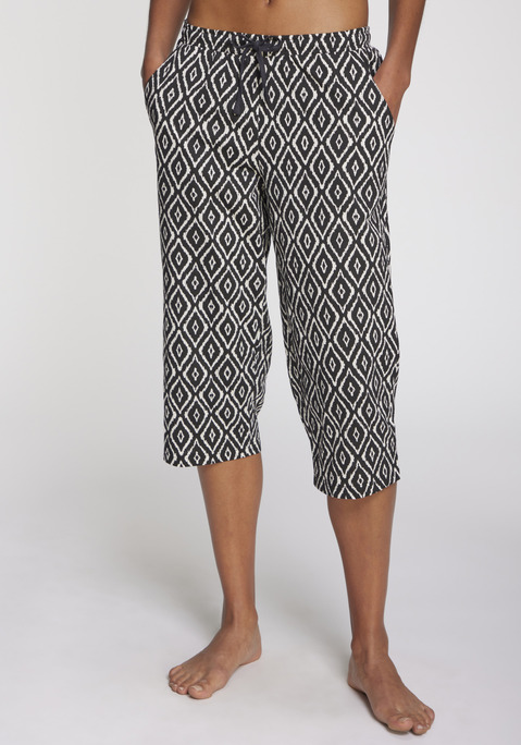 Bild: Caprihose von Vivance Dreams: Capri-Schlafhhose von Vivance Dreams. Blickfang: das schöne Muster. Schmale Form mit Schlitz am Saum. Elastischer Bund und Bindeband. Ausgestattet mit praktischen Eingriffstaschen. Komfortabler Single -ersey aus reiner Baumwolle.